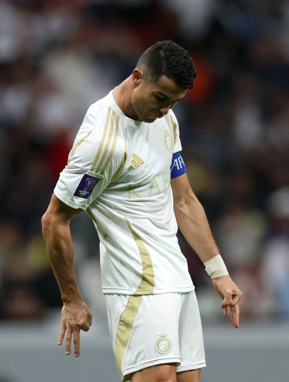 -关于足球迷信大赏：C罗必先迈右脚、梅西不剪头发的信息