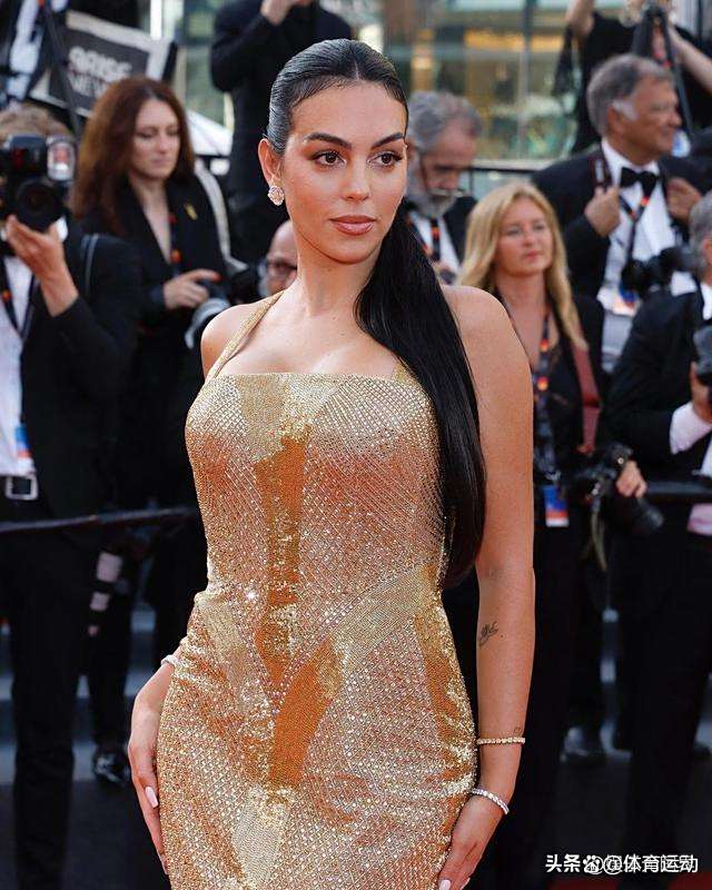 足球场外的爱情:哪些球星娶了明星/模特?的简单介绍 足球场外的爱情:哪些球星娶了明星/模特?的简单介绍