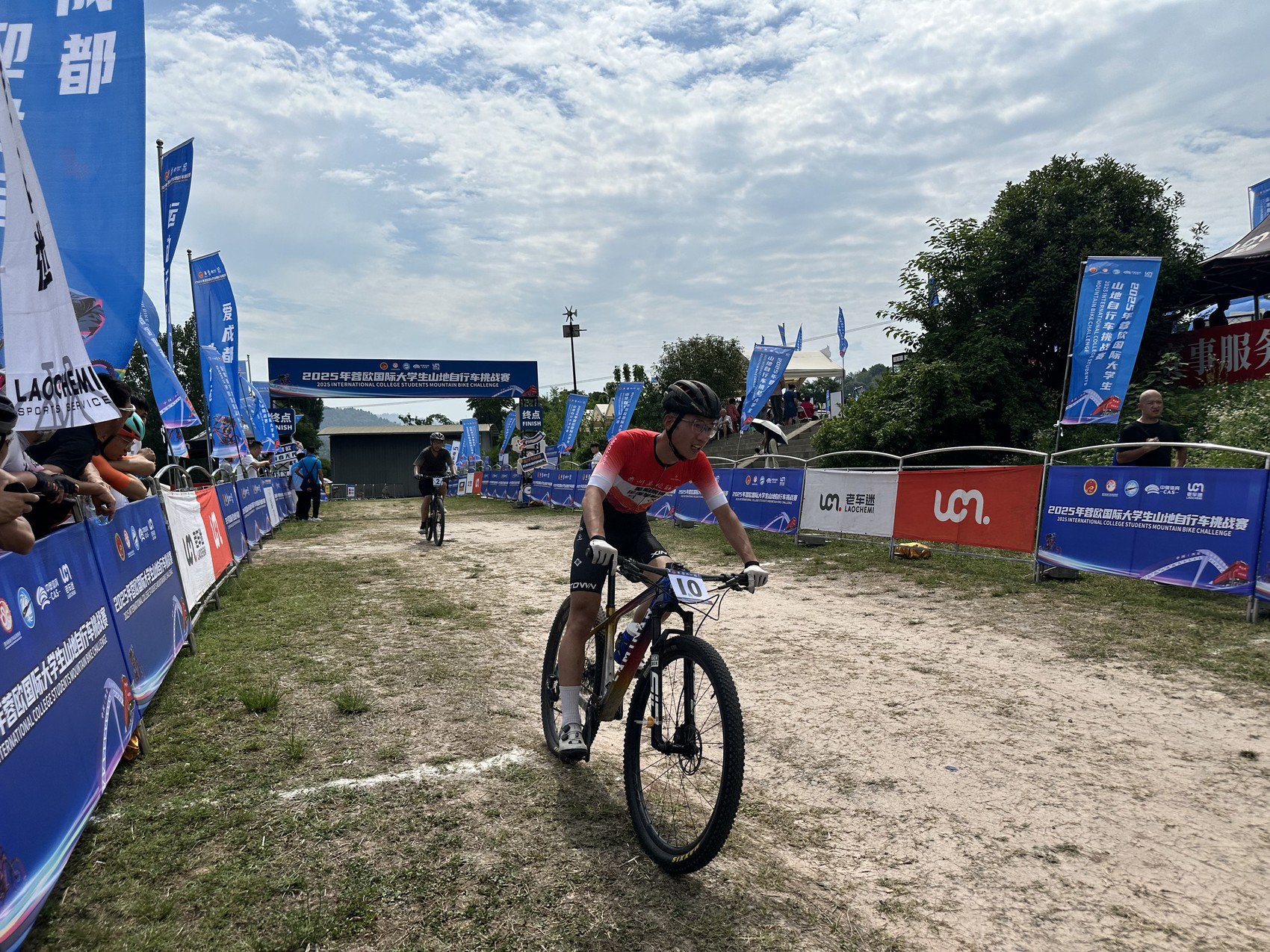 米兰官方网站-“青少年自行车赛：速度与技巧并存的竞技！”