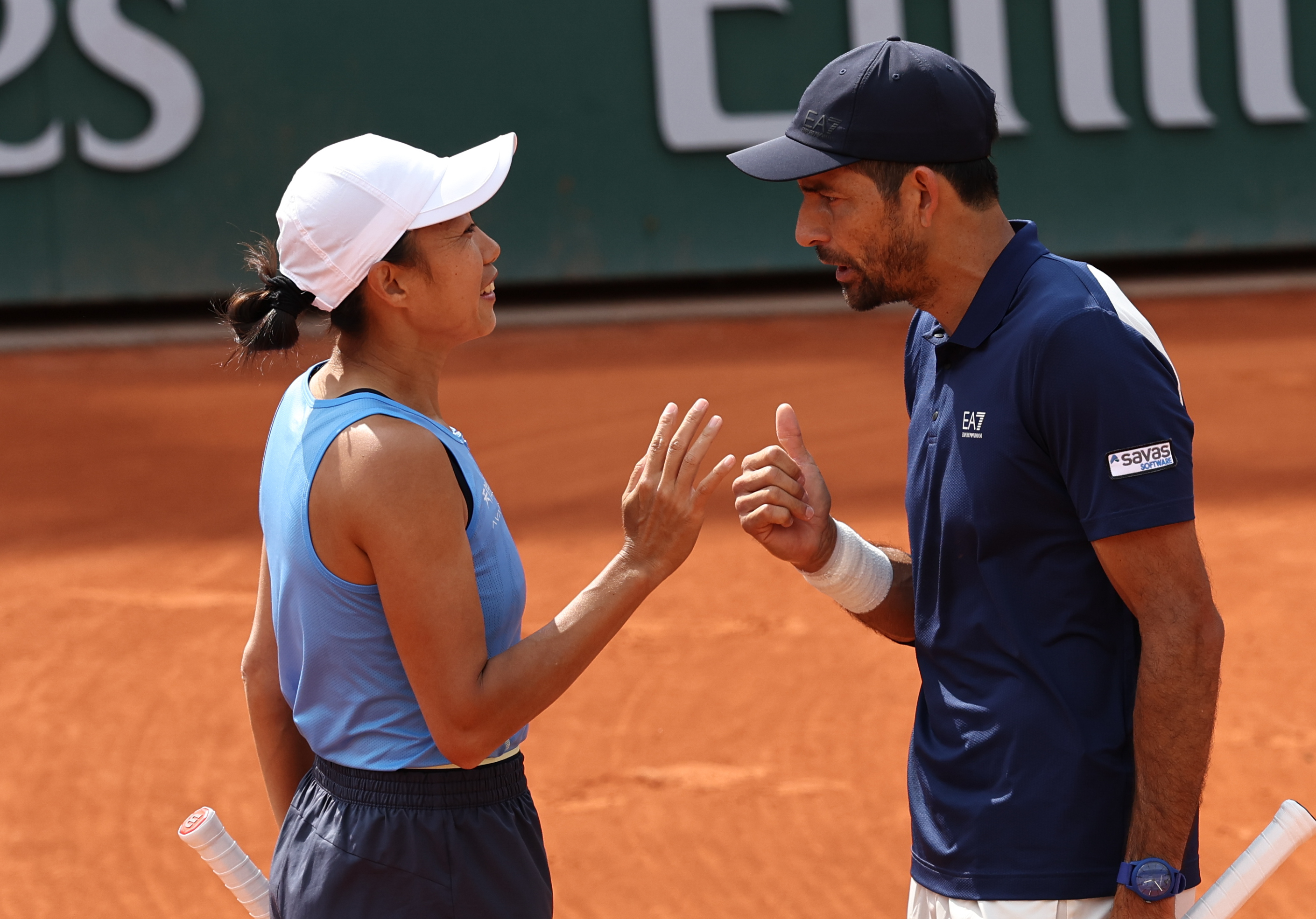 “网球双打比赛:伙伴间的默契与配合至关重要!” “网球双打比赛:伙伴间的默契与配合至关重要!”