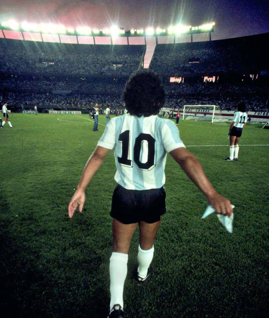 马拉多纳“上帝之手”:足球史上最著名争议进球的简单介绍 马拉多纳“上帝之手”:足球史上最著名争议进球的简单介绍