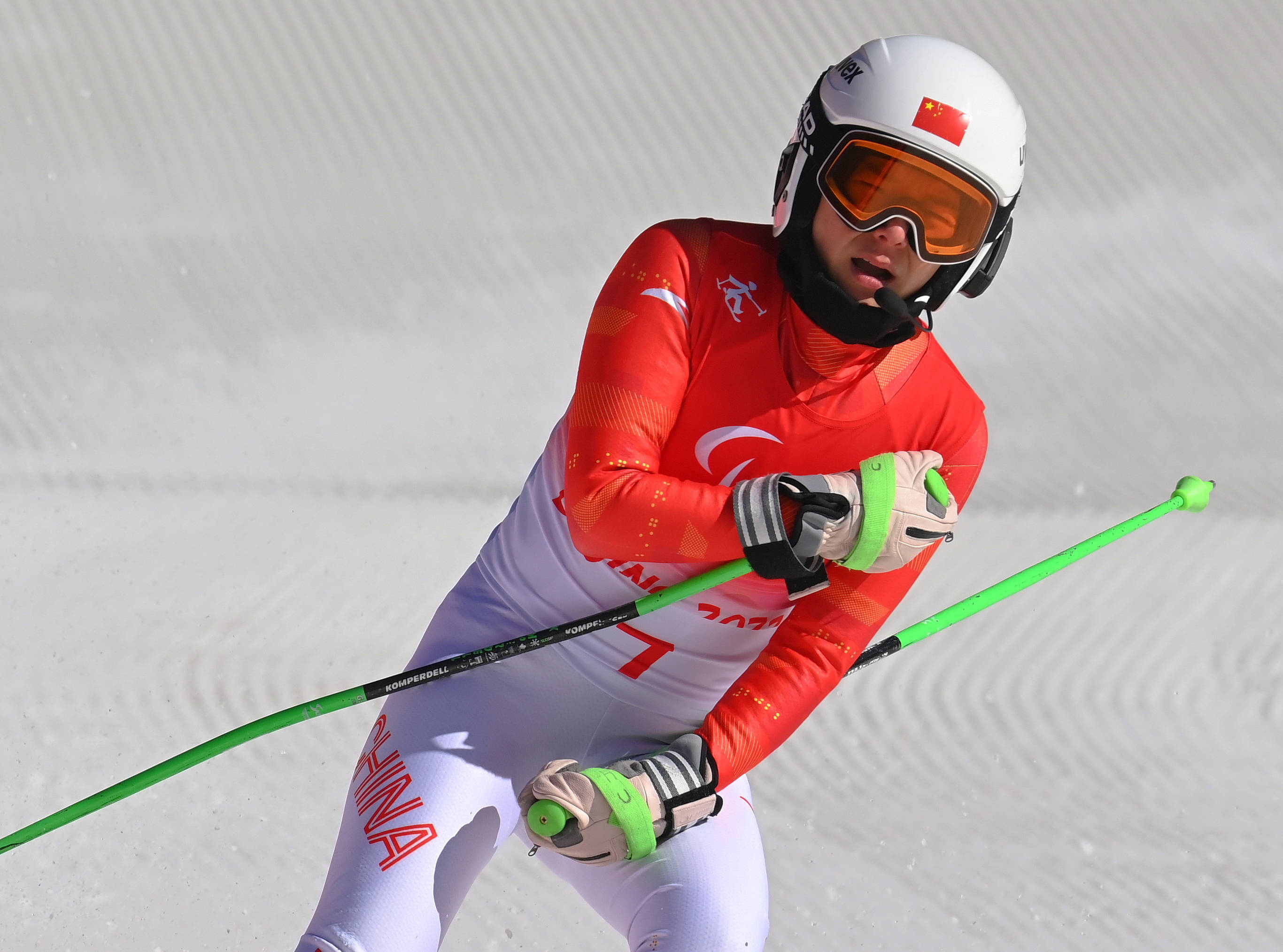 “极限滑雪赛事：运动员挑战严重天气，勇往直前！”