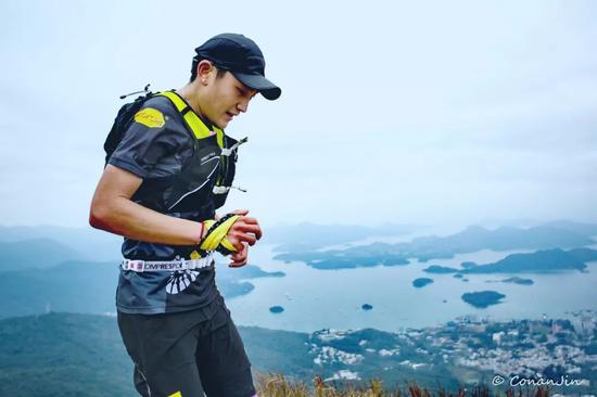 ac米兰官方网站-贝克汉姆二公子签约职业球队，颜值实力并存