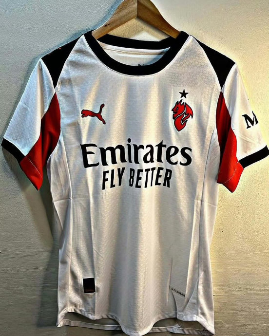 “新赛季球衣发布会:各队新风貌曝光!” “新赛季球衣发布会:各队新风貌曝光!”