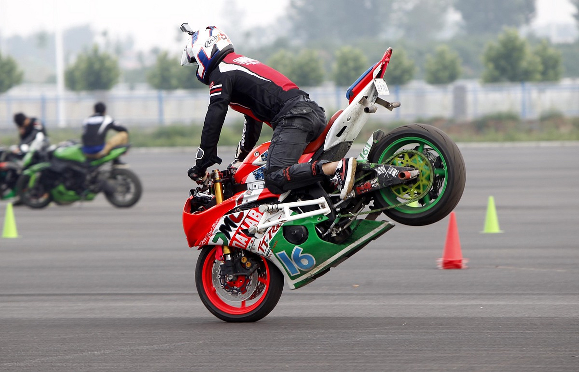 米兰网页版-“摩托车越野赛：极限冒险与驾驶技术的考验！”