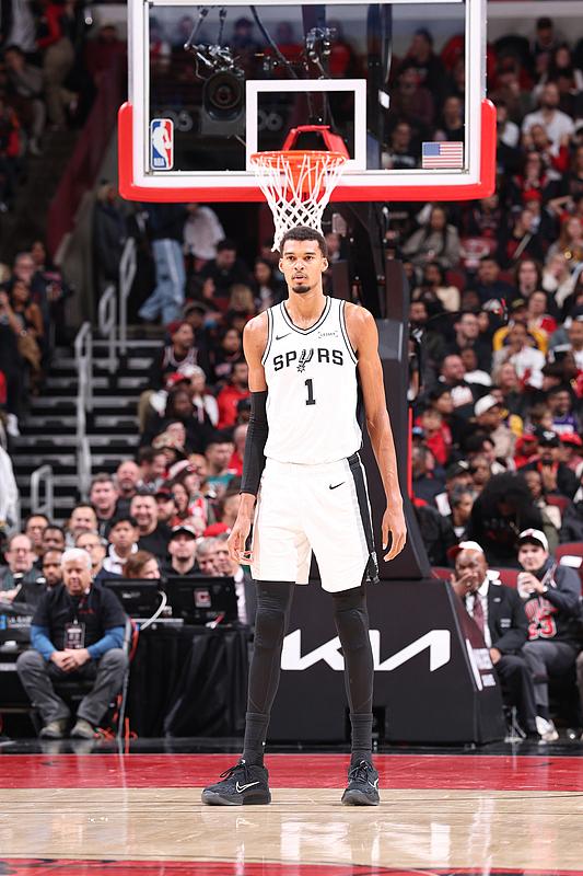 文班亚马新秀赛季200帽+100三分，历史首人